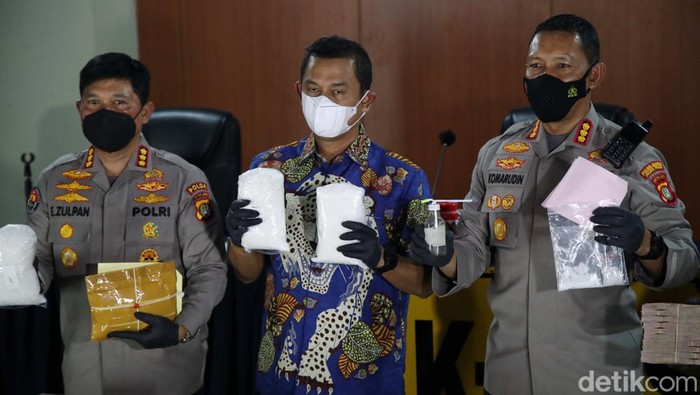 Irjen Teddy Minahasa ditangkap Propam terkait dugaan penyalahgunaan narkoba. Kasus ini terungkap atas pengembangan jajaran Polda Metro Jaya.