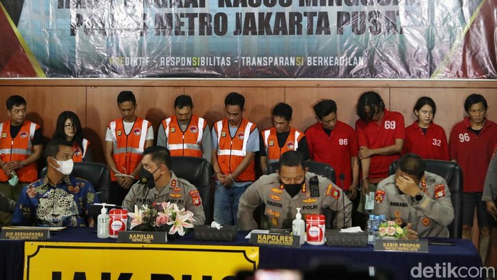 Irjen Teddy Minahasa ditangkap Propam terkait dugaan penyalahgunaan narkoba. Kasus ini terungkap atas pengembangan jajaran Polda Metro Jaya.