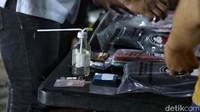 Lanjut, penangkapan dilakukan kepada Saudara AW di kediamannya di Kompleks Taman Kedoya Baru 12 Oktober 2022 bersama Saudara A dan ditemukan 1 Kg sabu.