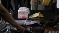 Uang tunai senilai Rp 200 juta juga diamankan. Dari keterangan D dan L menyebutkan adanya keterlibatan Irjen Pol TM Kapolda Sumbar sebagai penggali BB 5 Kg sabu dari Sumbar, di mana telah menjadi 3,3 Kg sabu yang diamankan dan 1,7 Kg sabu yang sudah dijual oleh saudara BG dan diedarkan di Kampung Bahari.