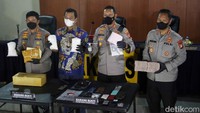 Kapolda Metro Jaya Fadil Imran didampingi Kapolres Jakarta Pusat Komarudin, Diresnarkoba Polda Metro Jaya Kombes Mukti Juharsa dan Kabid Propram Polri Polda Metro Jaya Kombes Birawa saat menyampaikan konferensi pers terkait kasus narkoba Irjen Pol Teddy Minahasa di Polres, Jakarta Pusat, Jumat (14/10/2022).
