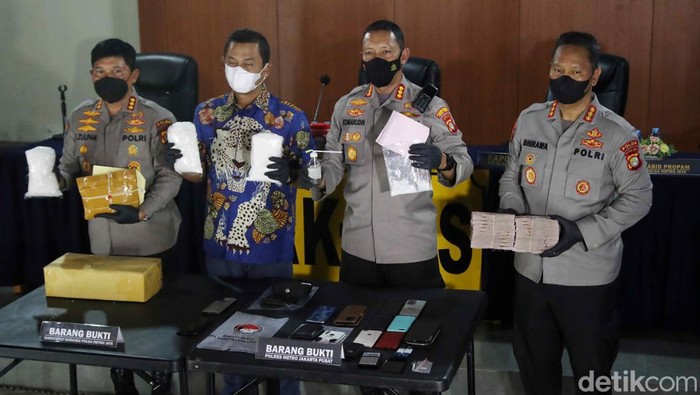 Irjen Teddy Minahasa ditangkap Propam terkait dugaan penyalahgunaan narkoba. Kasus ini terungkap atas pengembangan jajaran Polda Metro Jaya.