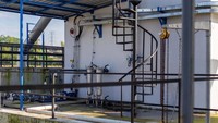 Pengembangan sistem sanitary landfill TPA Supit Urang dikerjakan oleh kontraktor PT Pembangunan Perumahan (PT PP) Persero sejak 27 Juli 2018 telah selesai 30 November 2020 dengan anggaran Rp 229 miliar dalam bentuk kontrak tahun jamak (multi years contract) 2018-2020. TPA ini memiliki zona timbunan seluas 5,2 hektare untuk melayani sampah rumah tangga penduduk Kota Malang sebanyak 700.000 jiwa atau setara dengan 450 ton/hari.