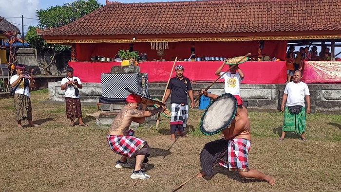 Tradisi Gebug Ende di Desa Adat Seraya, Karangasem, Bali dipercaya sebagai prosesi memohon hujan oleh krama (warga) setempat.