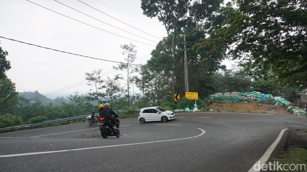 Udin menunjukkan kondisi jalur penyelamat yang tak terawat