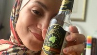 Seluruh aktivitas dan kegiatannya dilakukan sepenuhnya di rumah sengketa tersebut. Salah satunya adalah kegiatan rutin dirinya setelah bangun tidur yang hobi minum minuman yang menyegarkan. Foto: Instagram/wanda_hamidah