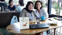 Walaupun hanya sekadar minum minuman hangat, tetapi waktu yang diluangkan untuk temannya begitu berharga. Ia tampak selalu mendekat dan memeluk teman-teman yang ditemuinya. Foto: Instagram/wanda_hamidah