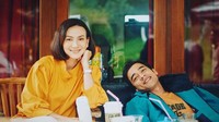 Saat membintangi sebuah TV serie, Wanda juga tampak hangat dengan Wafda selaku lawan mainnya. Keduanya asyik menyeruput kopi hangat disela-sela waktu beristirahat. Foto: Instagram/wanda_hamidah