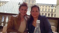 Pada suatu waktu, dirinya juga pernah kulineran di tempat yang sangat jauh. Makan siang di Paris bersama sahabatnya, keduanya ditemani pemandangan museum Musee de Louvre. Foto: Instagram/wanda_hamidah