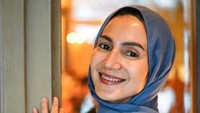 Aktris senior Wanda Hamidah mengalami kejadian menegangkan di rumahnya. Kediamannya tiba-tiba disambangi oleh segerombolan petugas Satpol PP yang memaksa masuk. Foto: Instagram/wanda_hamidah