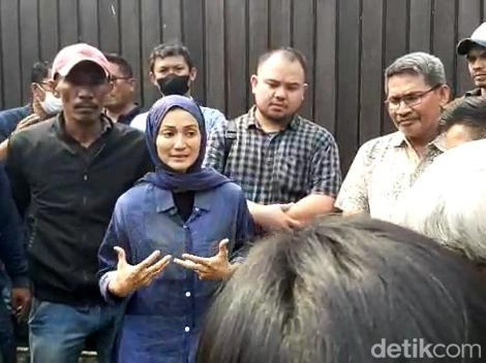 Wanda Hamidah pertahankan rumahnya