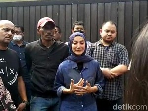 Wanda Hamidah: Kita Kayak Penghuni Liar, Keadaan Mencekam Seperti Perang!
