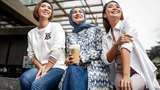 Hangatnya Momen Kulineran Wanda Hamidah Bersama Sahabat