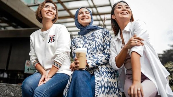 Hangatnya Momen Kulineran Wanda Hamidah Bersama Sahabat