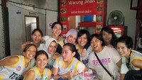 Momen bersama sahabat bukan hal yang mudah dilupakan oleh Wanda. Dirinya sempat bernostalgia dengan mengunggah kebersamaan tim basketnya semasa sekolah saat beristirahat di sebuah warung makan. Foto: Instagram/wanda_hamidah