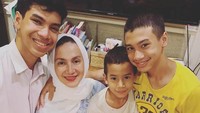 Rumah tersebut menjadi saksi bisu kenangan hangat bersama keluarganya. Termasuk ketika dirinya merayakan ulang tahun bersama anak-anaknya yang beranjak remaja. Foto: Instagram/wanda_hamidah