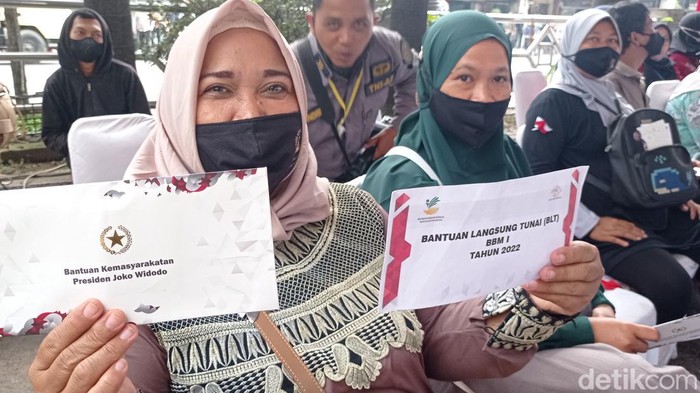 Warga Bandung penerima bantuan.