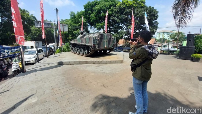 Warga Berfoto di Monumen Tank Taman Segitiga Sriwijaya Cimahi