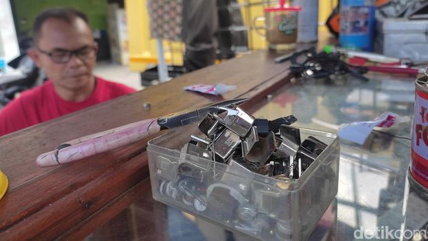 Wawan, tukang servis korek api di Pasar Cikutra, Kota Bandung.