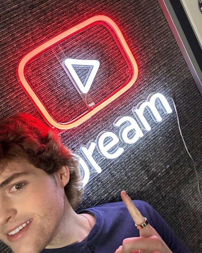 Respon bernada bullying tersebut mendapat kecaman dari para pendukung yang menganggap penampilannya normal. Dream adalah pria kulit putih yang paling normal, Aku seperti sudah melihat Dream seribu kali, tulis mereka. Foto: Instagram