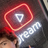 Respon bernada bullying tersebut mendapat kecaman dari para pendukung yang menganggap penampilannya normal. Dream adalah pria kulit putih yang paling normal, Aku seperti sudah melihat Dream seribu kali, tulis mereka. Foto: Instagram