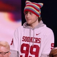 Videonya saat memperlihatkan wajah sejauh ini dilihat lebih dari 28 juta kali dan disukai 3 juta kali. Para penggemar yang menantikan penampilannya pun kebanyakan memberikan komentar positif bahkan memuji pria 23 tersebut mirip anime. Foto: Instagram