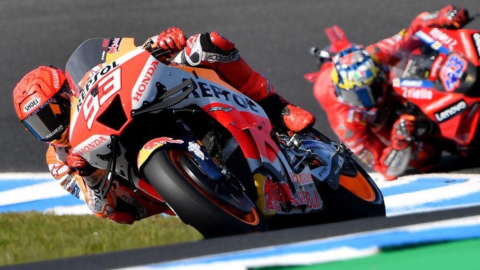 Repsol Hondas Spanish rider Marc Marquez leads Ducati Lenovos Australian rider Jack Miller during the MotoGP third free practice session in Phillip Island on October 15, 2022, ahead of Australian MotoGP Grand Prix. - -- IMAGE RESTRICTED TO EDITORIAL USE - STRICTLY NO COMMERCIAL USE -- (Photo by Paul CROCK / AFP) / -- IMAGE RESTRICTED TO EDITORIAL USE - STRICTLY NO COMMERCIAL USE -- (Photo by PAUL CROCK/AFP via Getty Images)
