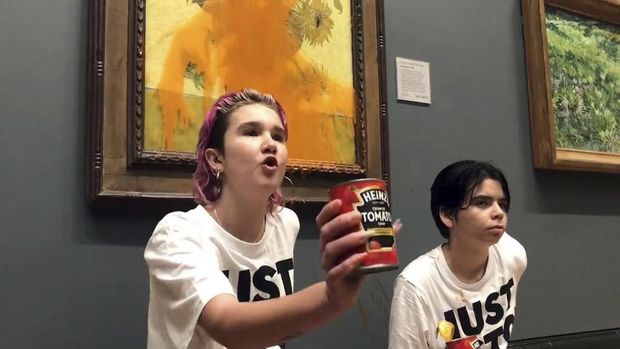 Aktivis Siram Lukisan Van Gogh dengan Sup Tomat