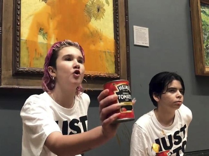 Aktivis Siram Lukisan Van Gogh dengan Sup Tomat