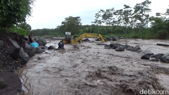Alat berat terseret banjir lahar Gunung Semeru