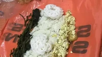 Ingin makan nasi liwet bersama teman-teman, ada pemandangan yang tak biasa dari momen ini. Bukan pakai daun pisang atau kertas nasi, keterbatasan uang anak kost membuat mereka terpaksa makan nasi liwet di atas plastik. Foto: Reddit
