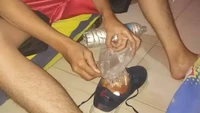 Keterbatasan peralatan makan di kamar kost, pria ini punya cara yang cerdas tetapi menjijikan. Dirinya menggunakan sepatu untuk menyangga bakso yang baru saja dibelinya. Foto: Reddit