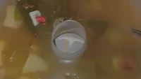 Kehabisan mangkuk, netizen ini pilih jalan pintas untuk menikmati sayur asem. Tidak perlu mencuci mangkuk, dirinya justru mengambil cetakan agar-agar untuk menikmati sayur yang hangat. Foto: Reddit