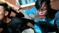 Pria ini tak pernah kebingungan walaupun lupa membawa peralatan makan. Bekerja sebagai pekerja bangunan membuat dirinya cukup kreatif untuk memanfaatkan skop miliknya. Foto: Reddit