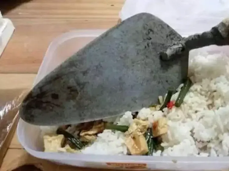 Bikin Ngakak! 10 Netizen Ini Gunakan Alat Makan yang Tak Wajar