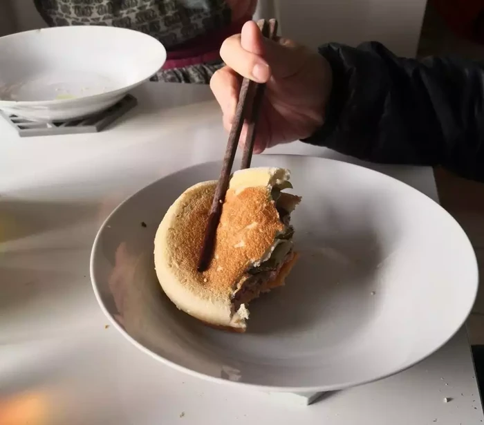 Alat makan nyeleneh Bikin Ngakak! 10 Netizen Ini Gunakan Alat Makan yang Tak Wajar