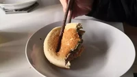 Menikmati sebuah burger, netizen ini justru memilih sumpit sebagai alat makannya. Tetapi bukan sumpit dari bambu, sumpit ini terbuat dari potongan besi yang tak sengaja ditemukannya. Foto: Reddit