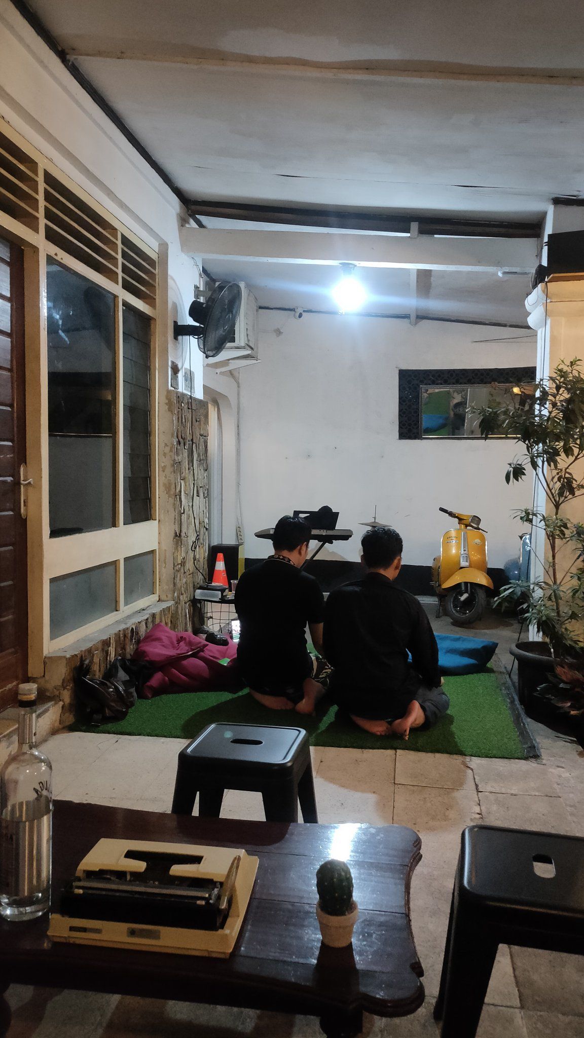 Aldi Taher Promosikan Bisnis Warkopnya Lewat Live Salat di Instagram