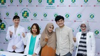 Anisa Rahma dan Anandito Dwis saat melakukan jumpa pers proses persalinan di RS Hermina Kemayoran, Jakarta Pusat, pada Sabtu (15/10/2022).  Foto: Noel/detikHOT