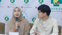 Senyum bahagia Anisa Rahma dan Anandito Dwis saat dijumpai awak media.  Foto: Noel/detikHOT