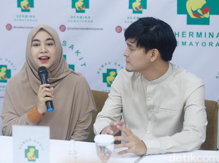 Senyum Bahagia Anisa Rahma Lahiran Bayi Kembar Perempuan