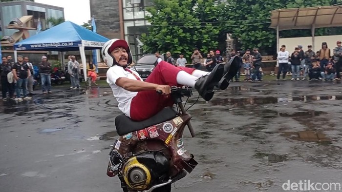 Atraksi Vestong meriahkan event Tasikmalaya Scooter Undercover.