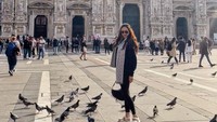 Aura Kasih tampak sendirian saja jalan-jalan di Eropa. Foto: Instagram Aura Kasih