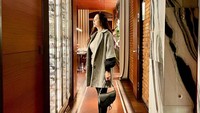 Ia tampak berada di Milan, Italia. Foto: Instagram Aura Kasih
