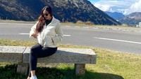 Potret Aura Kasih sedang berada di Swiss. Foto: Instagram Aura Kasih