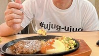Keberhasilan Lesti juga membuat dirinya bisa makan makanan mewah. Ini momennya saat makan steak yang disajikan dalam hotplate. Foto: Instagram @ayah_kejora
