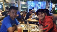 Selain itu, keduanya juga sering jalan bersama. Ini momen saat Ayah Kejora dan Rizky Billar makan bersama di sebuah restoran. Foto: Instagram @ayah_kejora