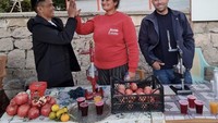 Saat liburan ke Turki, Endang Mulayana juga mampir ke sebuah penjual jus pinggir jalan. Ia membeli jus delima yang populer di sana. Foto: Instagram @ayah_kejora