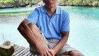 Tak hanya ke Turki, kesuksesan Lesti juga membuat ia sering mengajak ayahnya keliling Indonesia. Ada momennya di Sumba sambil minum air kelapa. Foto: Instagram @ayah_kejora