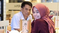 Endang Mulyana selalu menemani Lesti ketika syuting bahkan saat nongkrong di kafe seperti pada foto ini. Foto: Instagram @ayah_kejora